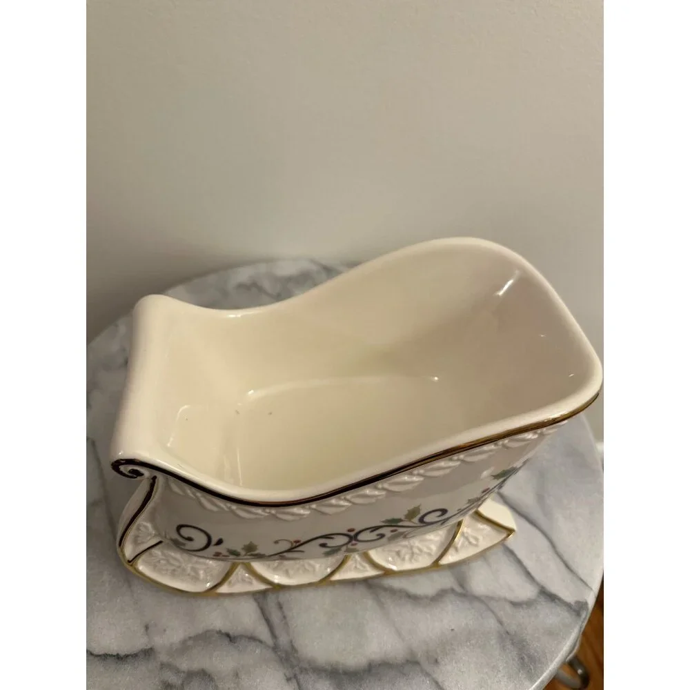 Mikasa Fine Porcelain Holly Sleigh Centerpiece KT410– New in‎ Box